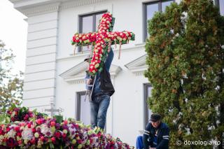 (Foto) Împodobirea cu flori a baldachinului Sfintei Parascheva