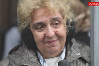 (Video) O femeie a început să meargă după ce s-a rugat Sfintei Parascheva