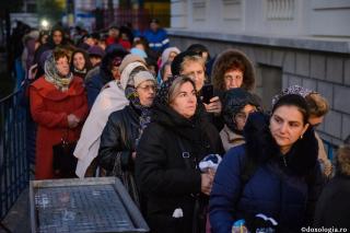 ​Pelerinii, uniți în rugăciune la racla Sfintei Parascheva