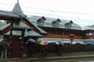 Vizită arhierească la bătrânii din aşezământul Mănăstirii Vatra Dornei