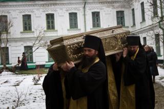 călugări purtând racla cu sfinte moaște