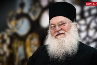 (Video) Starețul Efrem Vatopedinul – „Părintele Sofronie Saharov – un om plin de har”