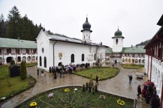 Sfinții Arhangheli, sărbătoriți prin Liturghie arhierească la Mănăstirea Agapia
