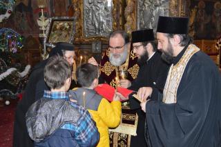 Şcolarii de la Colegiul Naţional „Roman Vodă“ au fost împărtăşiţi de IPS Părinte Arhiepiscop Ioachim