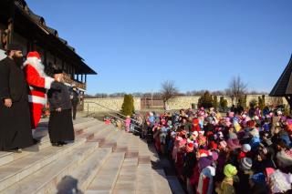 Moş Crăciun a adus la Hadâmbu daruri pentru 1.000 de copii