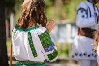 tânără în costum popular