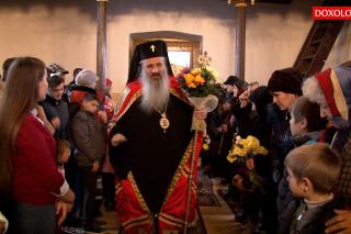 (Video) Liturghie arhierească în parohia Pleșani