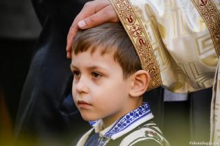 mână pe capul unui băiat