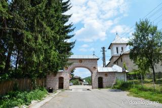 (Foto) Frumusețea Mănăstirii Aninoasa, fost depozit de CAP