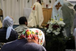 credincioși stând în genunchi în biserică