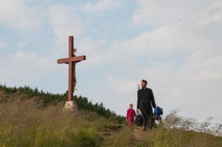 preot privind către troiță