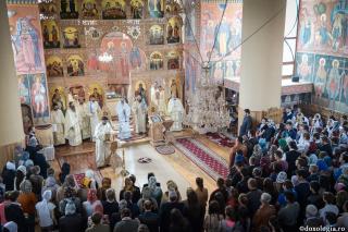 credincioși participând la Sfânta Liturghie