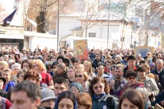 Mii de credincioşi au participat la procesiunea „Icoana - Fereastră spre Dumnezeu”