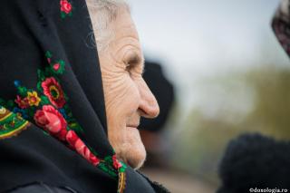 femeie bătrână