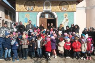 „Hristos împărtăşit copiilor“ în Parohia Poduri, Protopopiatul Moineşti
