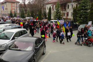 „Cu noi este Dumnezeu“, intonat la marşul desfăşurat la Suceava