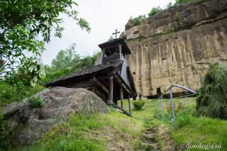 Mănăstirea rupestră Corbii de Piatră (galerie FOTO)