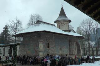 Arhiepiscopul Sucevei, la hramul Voronețului: „Credinţa este aceea care ne face să înţelegem ceea ce nu înţelegem cu mintea“
