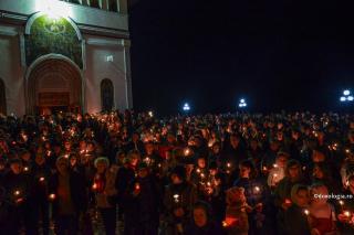 credincioși participând la slujbă