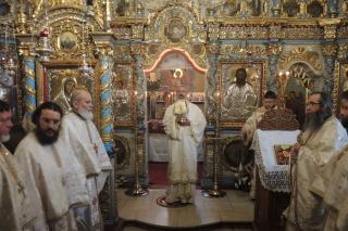 Sfânta Liturghie și Taina Sfântului Botez, oficiate de IPS Părinte Mitropolit Teofan în a doua zi de Paști