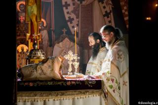 preoți în Sfântul Altar