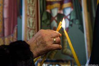 lumânare aprinsă