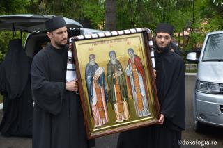 (Foto) Moaștele Sfinților Sila, Paisie și Natan, aduse la Mănăstirea Putna