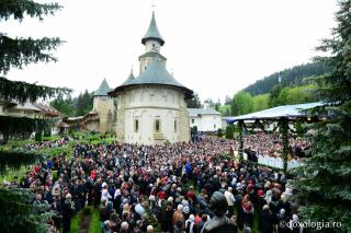 (Foto) Chemarea Sfinților Putneni – o mare de inimi la Sfânta Liturghie