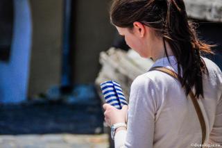 femeie cu portofelul în mână