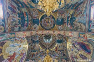 (Foto) Pictura Bisericii „Izvorul Tămăduirii” a Mănăstirii Sihăstria Putnei