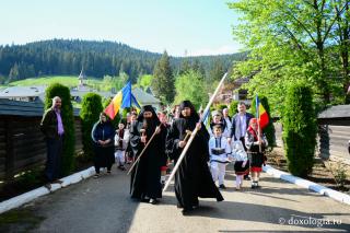 (Foto) „În sunetul clopotelor” – Procesiune cu moaştele Sfinţilor putneni
