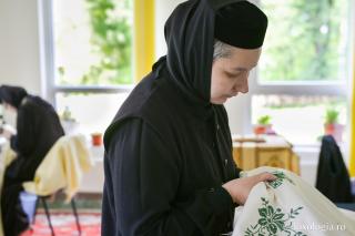 (Foto) Ascultări în mănăstiri – la atelierul de croitorie