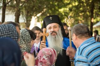(Foto) Racla cu părticele din moaștele sfinților Efrem, Ioan Rusul, Ecaterina și Ignatie, la Biserica Vovidenia din Botoșani