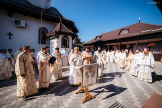Resfinţire de biserică şi sfinţire de paraclis la Bucşoaia, Frasin