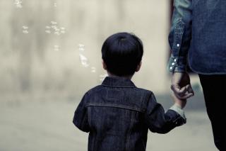 copil de mână cu tatăl
