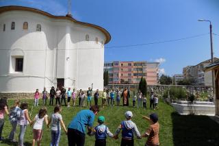 Activităţi pentru tineri sub streaşina bisericii