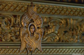 candelabru în formă de serafim