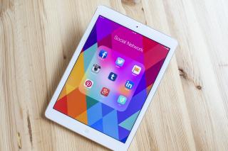 (Video) iPhone, iPad, iPod, ai Facebook – mai ai și viață?