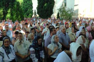 Sute de credincioşi s-au rugat împreună cu IPS Pimen la hramul Mănăstirii Slatina