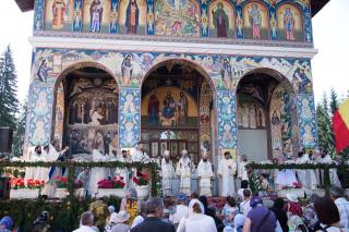 (Foto) Sfântul Cuvios Ioan Iacob, sărbătorit la biserica Seminarului de la Mănăstirea Neamţ prin Liturghie arhierească