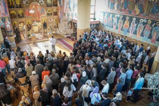 credincioși participând la Sfânta Liturghie