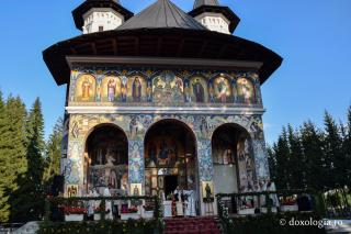 (Foto) Slujba Privegherii la sărbătoarea Sfântului Ioan Iacob de la Neamț