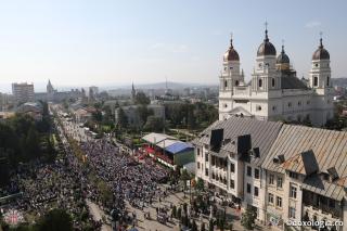 (Foto) 6000 de tineri ortodocși participă la Sfânta Liturghie arhierească de la Catedrala Mitropolitană din Iași #ITO2017