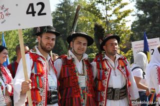 Tineri în port tradițional la Sfânta Liturghie #ITO2017 (galerie FOTO)