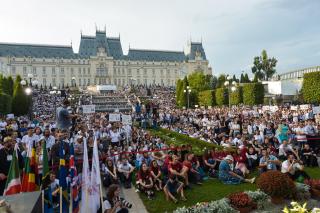 Părintele Necula, către miile de tineri prezenți la Iași: „A fi liber în Hristos înseamnă a dărui cu zâmbetul pe buze!”