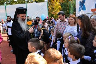 (Foto) Slujbe de binecuvântare oficiate de către Înaltpreasfințitul Mitropolit Teofan la trei unități școlare