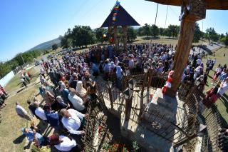 Pelerini în rugăciune la Procesiunea „Drumul Crucii“