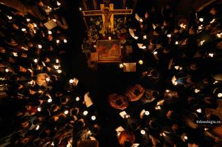 credincioși cu lumânări aprinse în mână