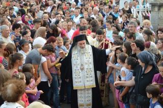 Rechizite pentru sute de copii din Bacău
