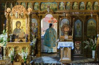 preot în Sfântul Altar